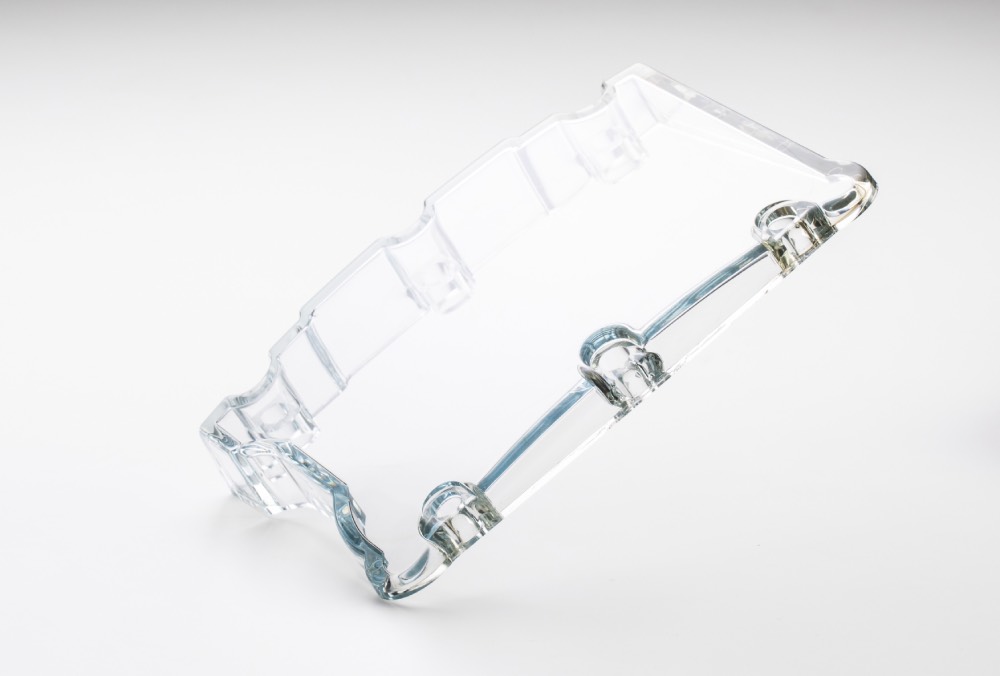Transparente Spritzgussteil-Auflage leicht geneigt